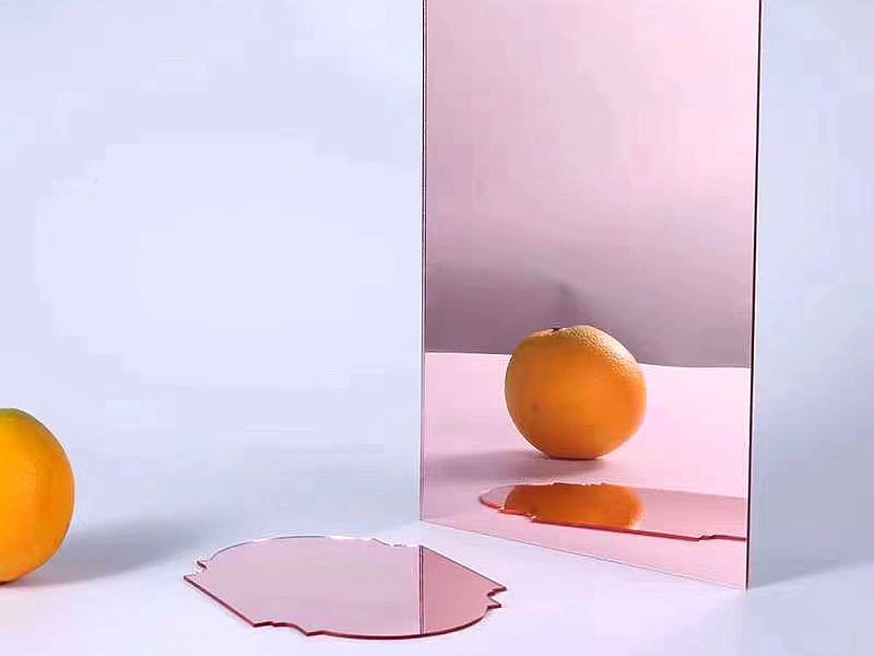 Зеркало из розового оргстекла