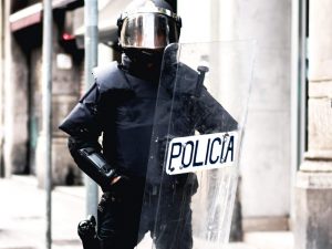 Французские полицейские используют щиты Омон для борьбы с беспорядками