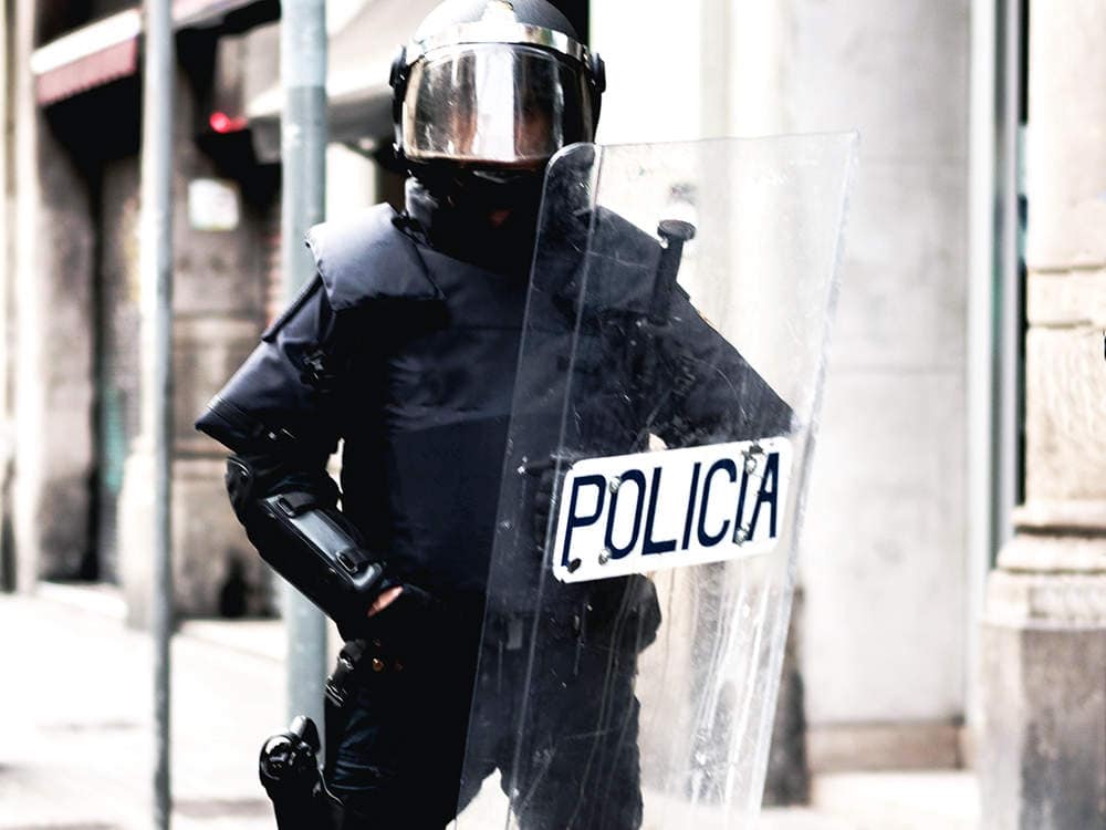 Французские полицейские используют щиты Омон для борьбы с беспорядками